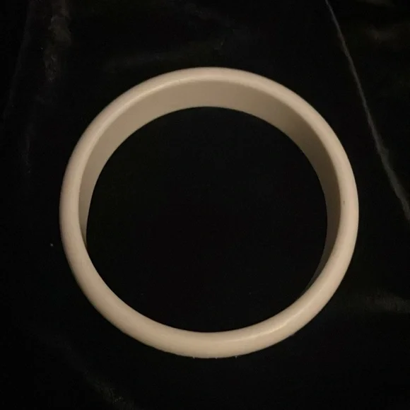 Vtg 80s Creamy Plastic Bangle with Black Gems - Picture 4 of 4